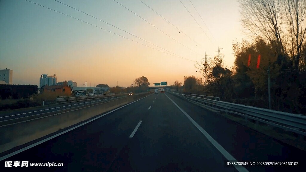 黄昏下的宽阔公路