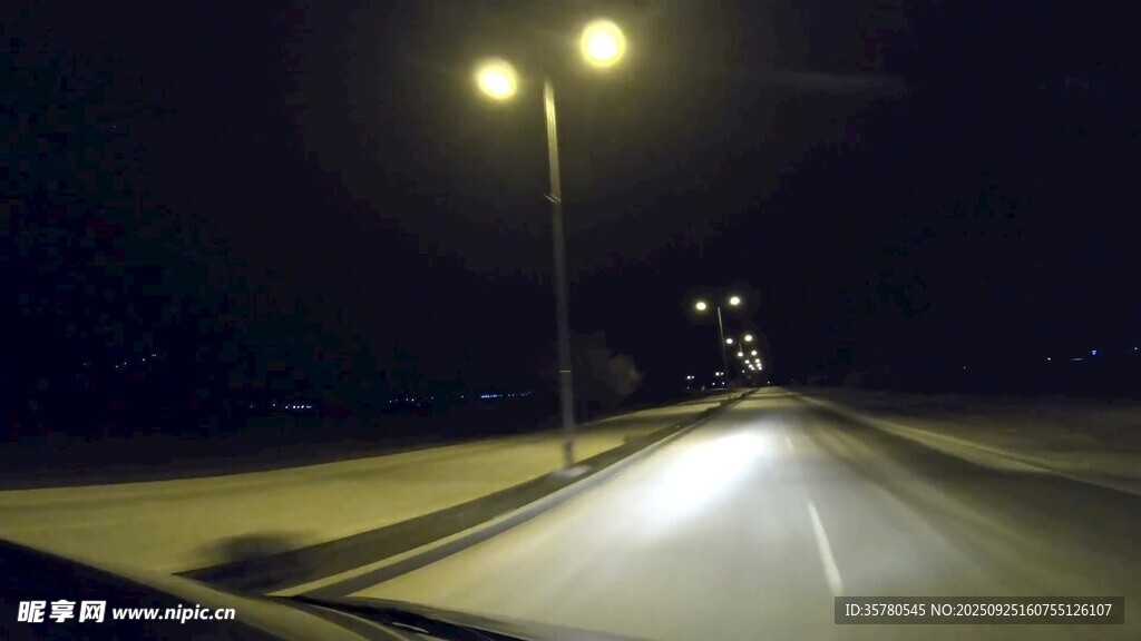 夜晚路灯下的空旷道路