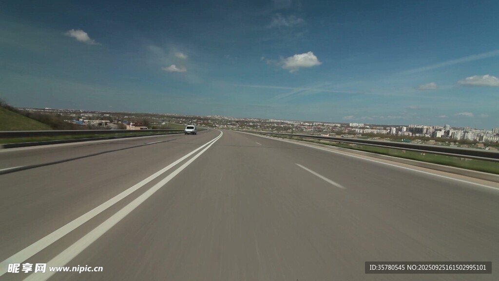 宽阔公路伸向远方