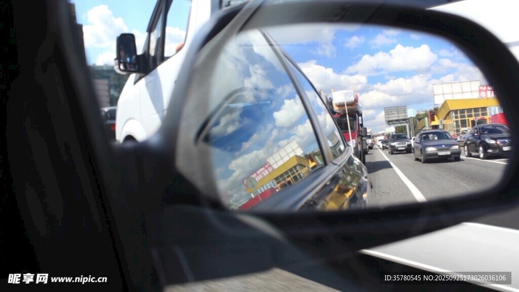 车后视镜中的街景