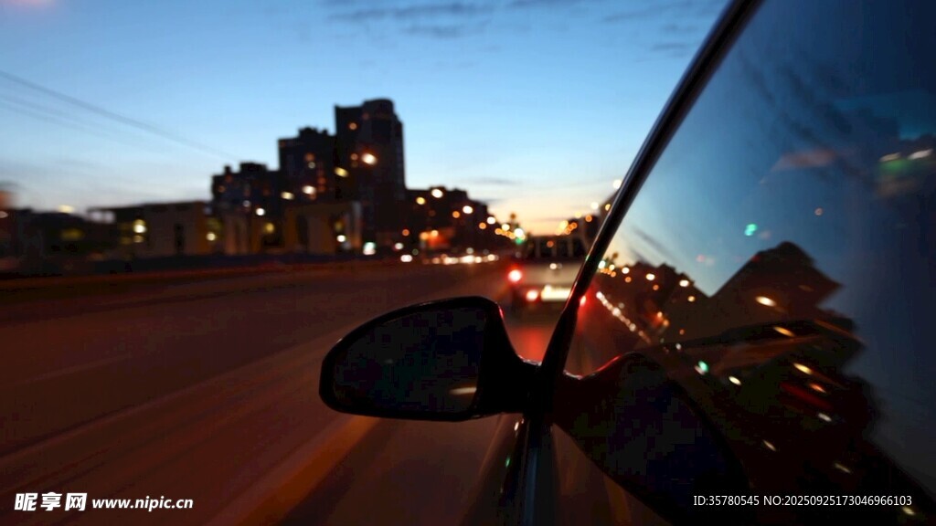 车内视角的城市黄昏景象