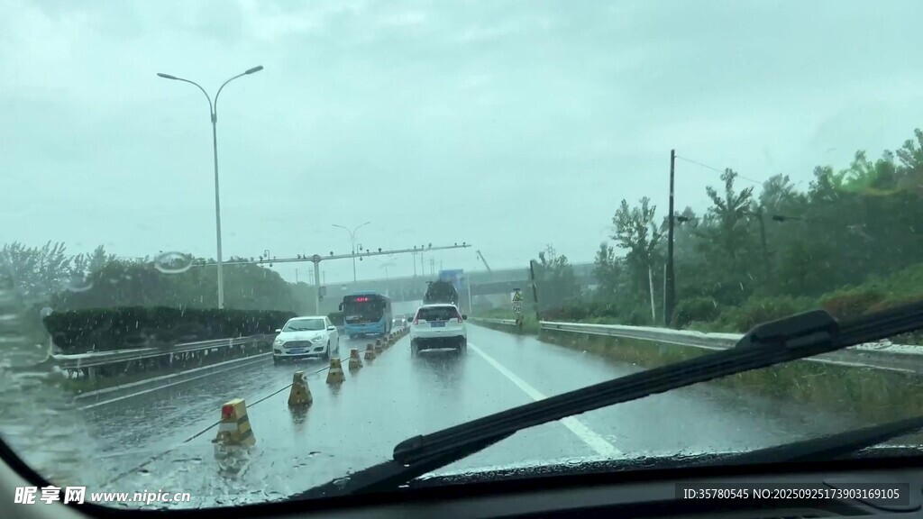 雨中积水路段车辆行驶画面