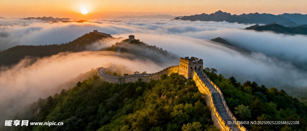 日出下的壮丽长城景观