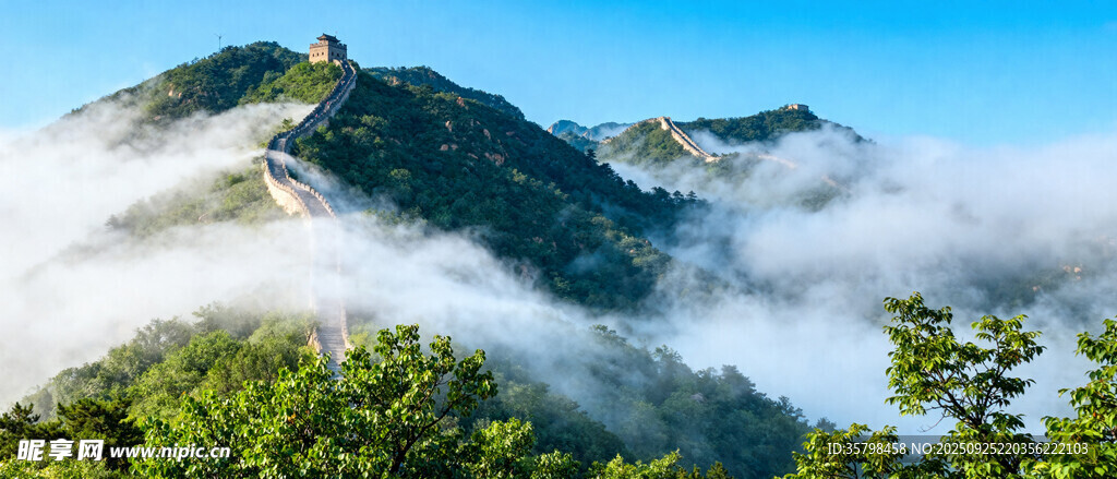 云雾缭绕的壮美山峦
