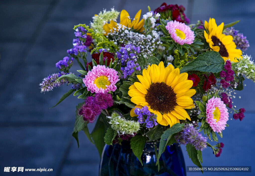 多彩鲜花插于瓶中