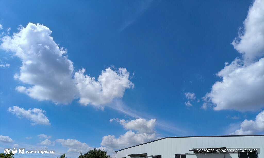 蓝天白云下的现代建筑