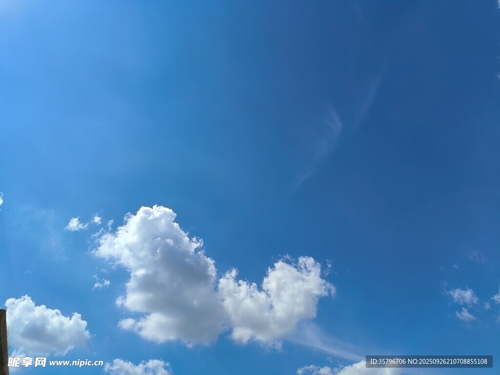 晴朗蓝天飘着朵朵白云