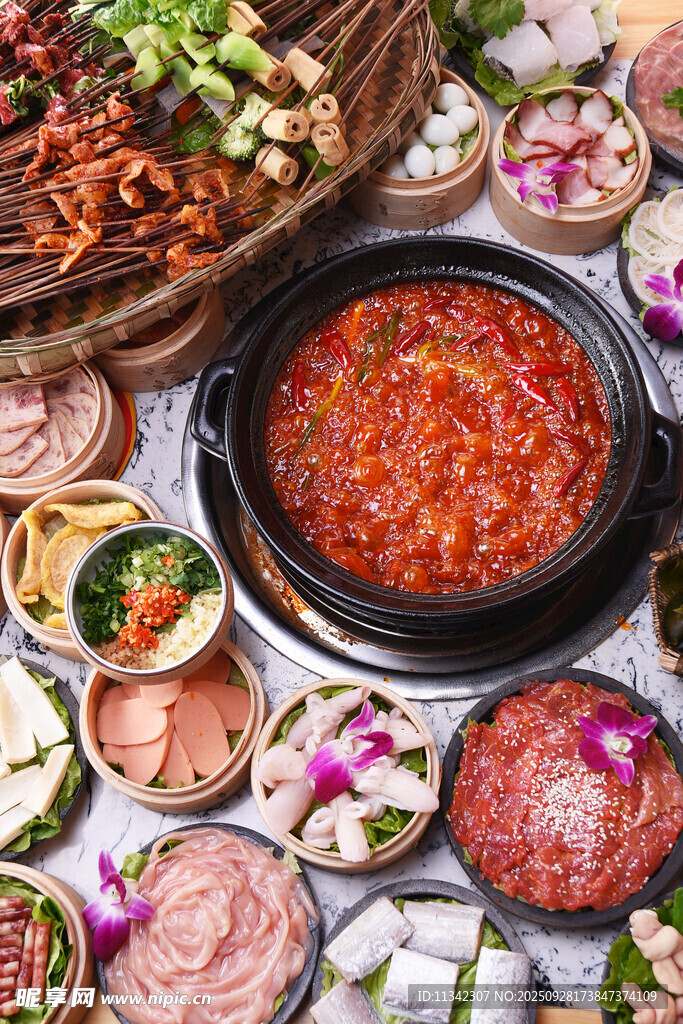 丰富多样的火锅食材拼盘