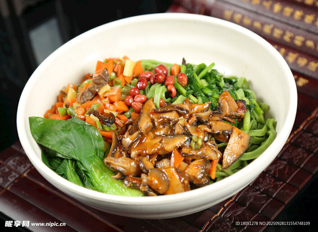 陕西面  干拌香菇蔬菜面