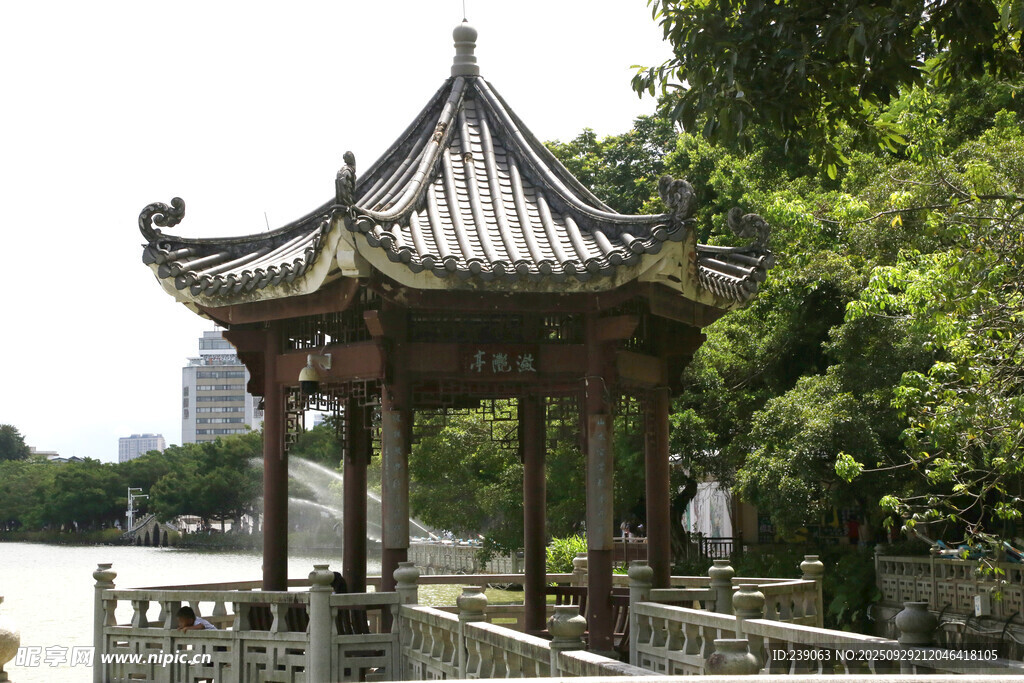 中式古亭立于绿树湖畔