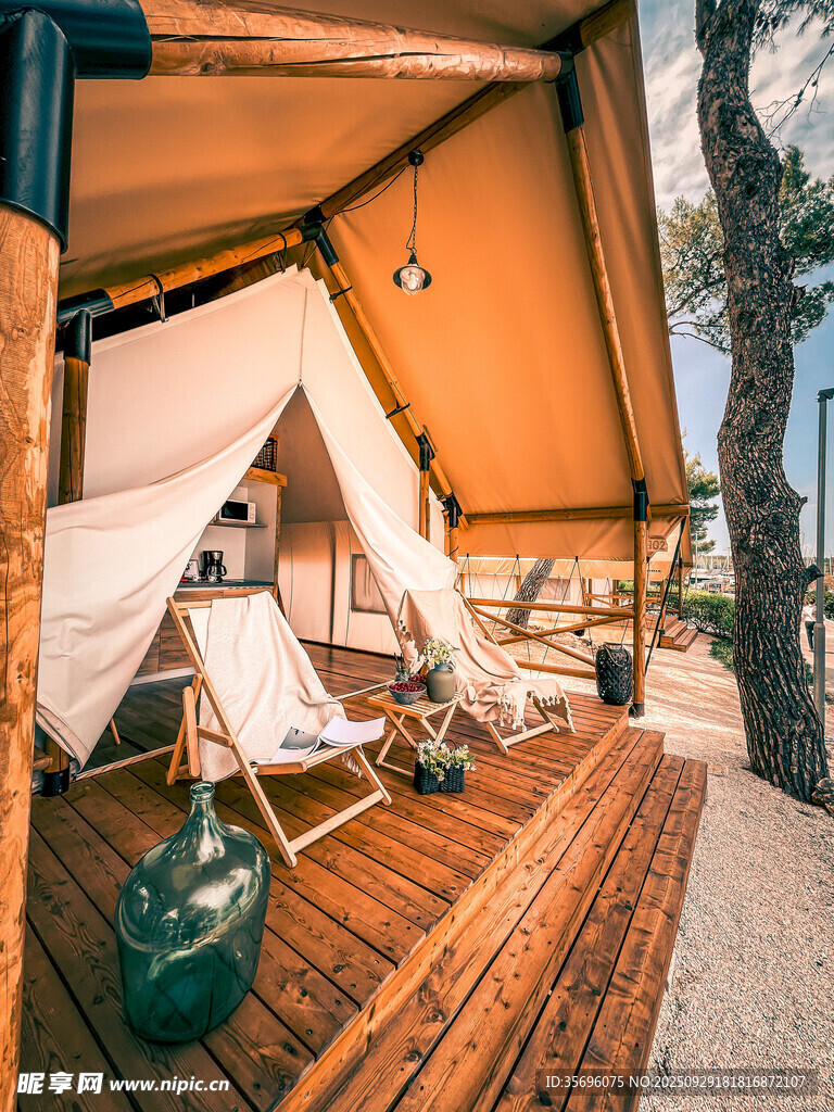 户外木质平台上的露营帐篷