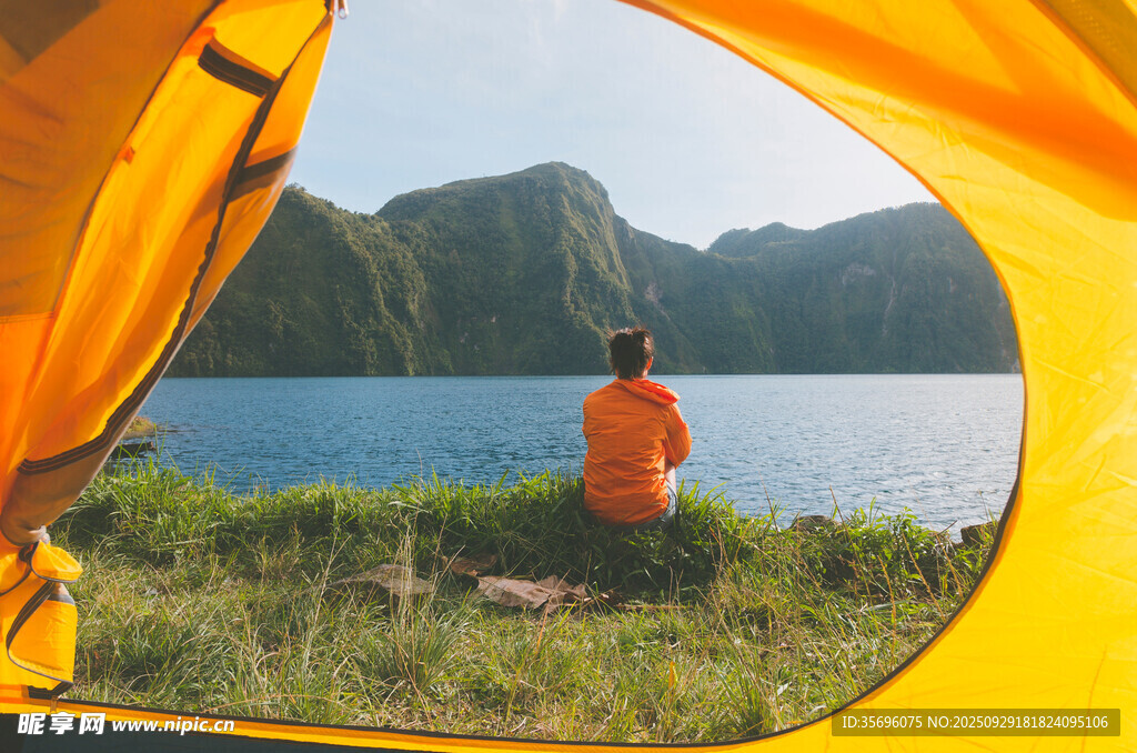 帐篷内眺望湖景的露营者