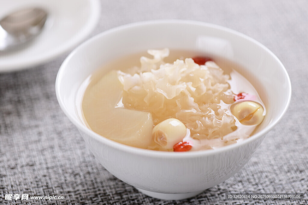 银耳莲子汤