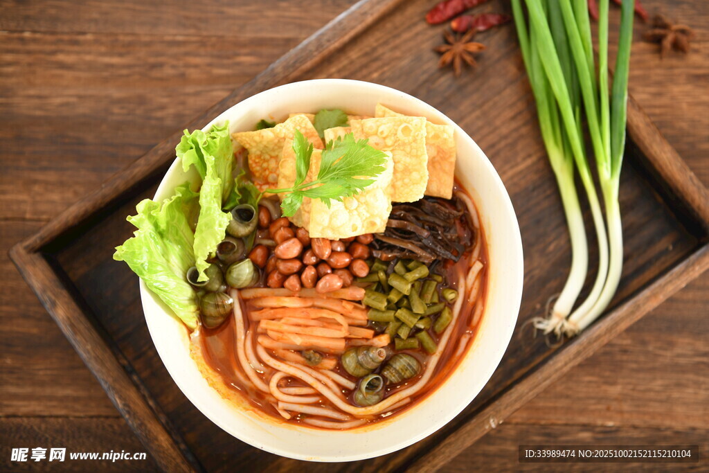 美味酸辣粉配新鲜配菜