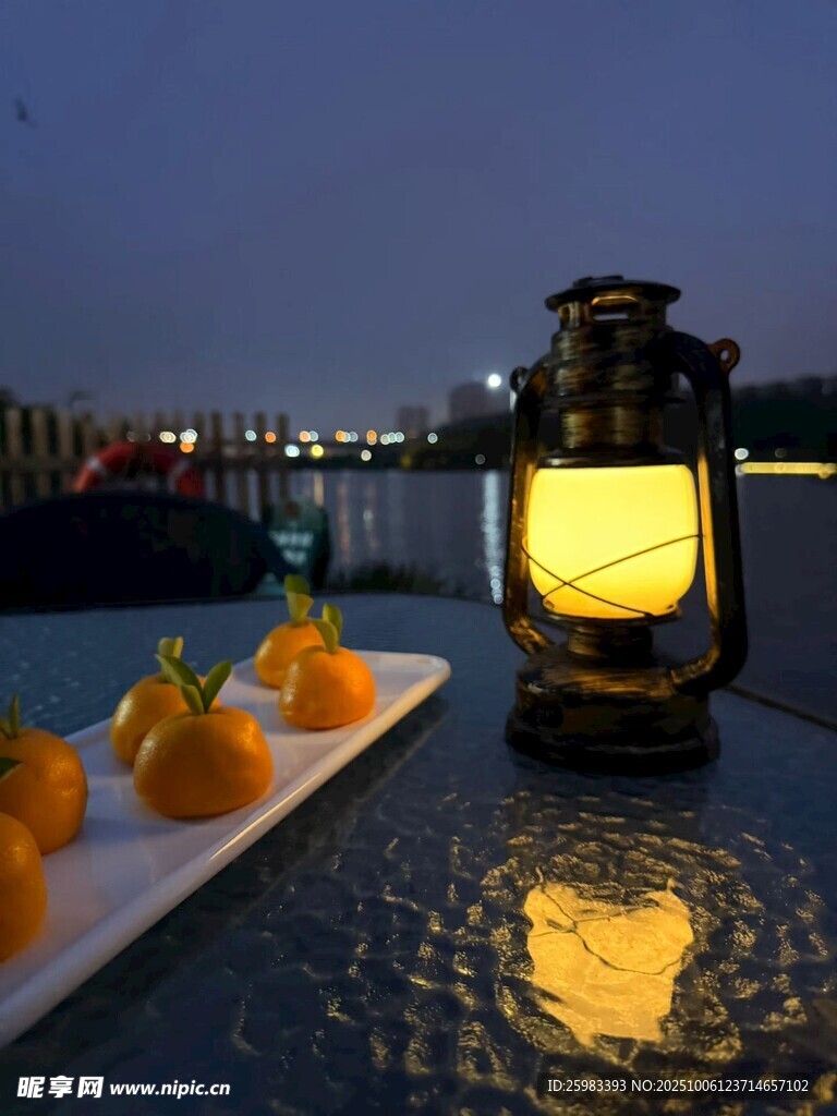 油灯与果盘