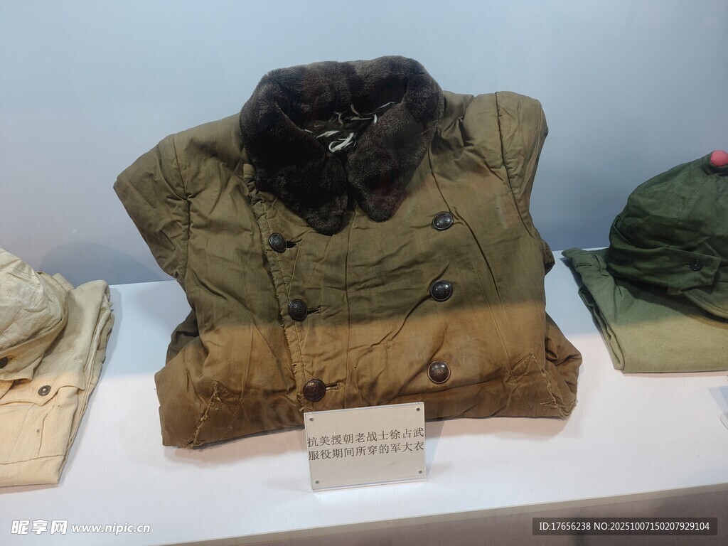 老式军帽与衣物展示