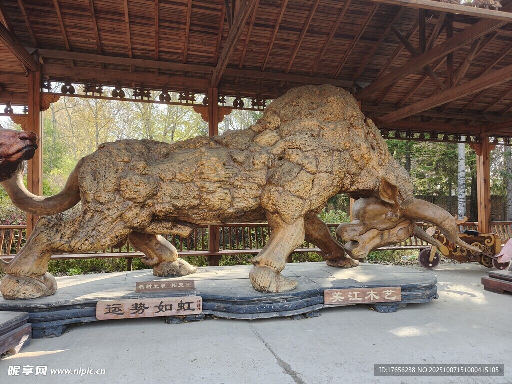 巨大牛形雕塑展独特魅力