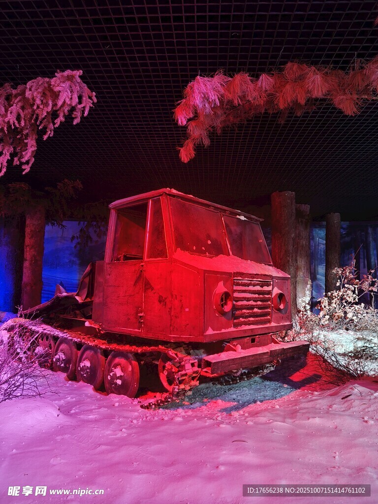 雪地中的红色复古履带车