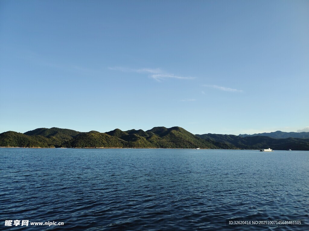 宁静湖景与远处山峦