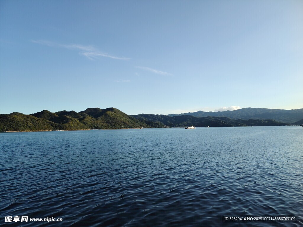 宁静湖面与远处山峦景色