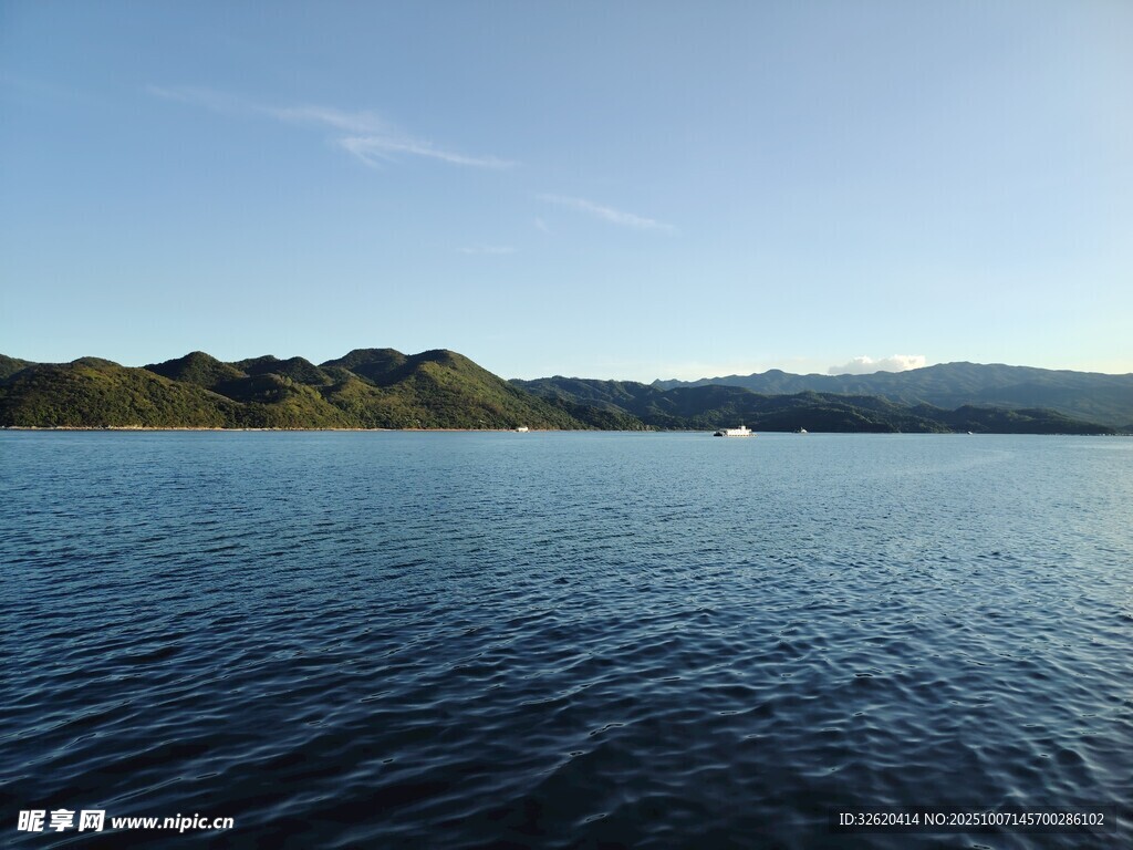 宁静湖面与远山美景