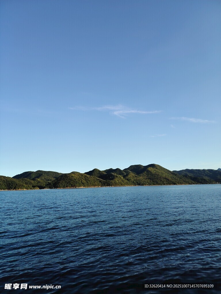 宁静湖景与远处山峦