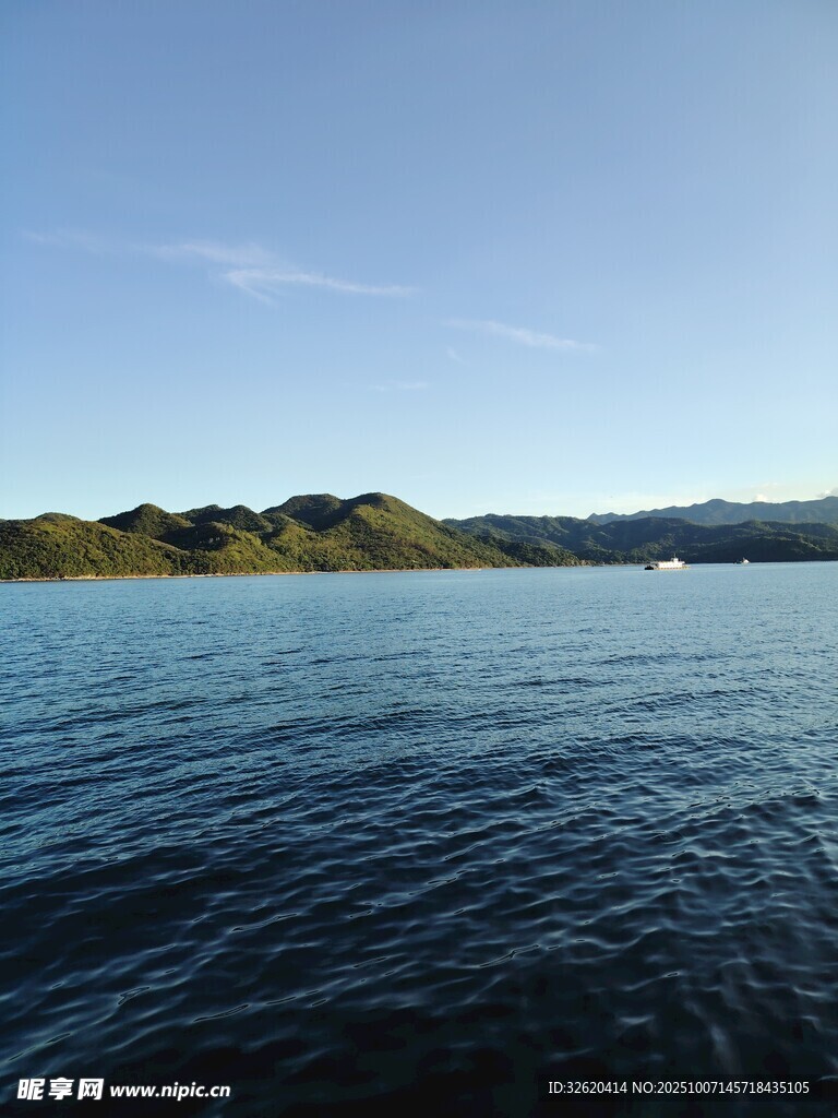 宁静湖面与远处山峦景色