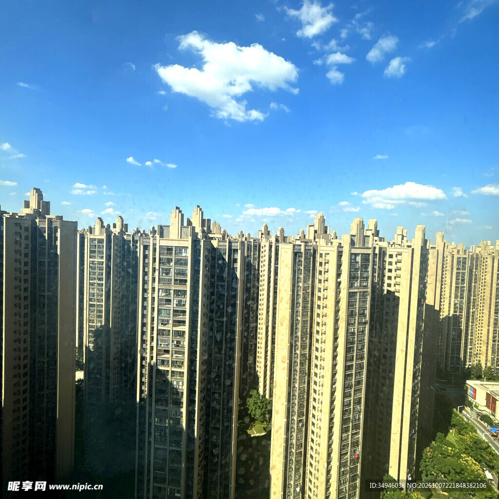 城市高楼林立的壮观景象