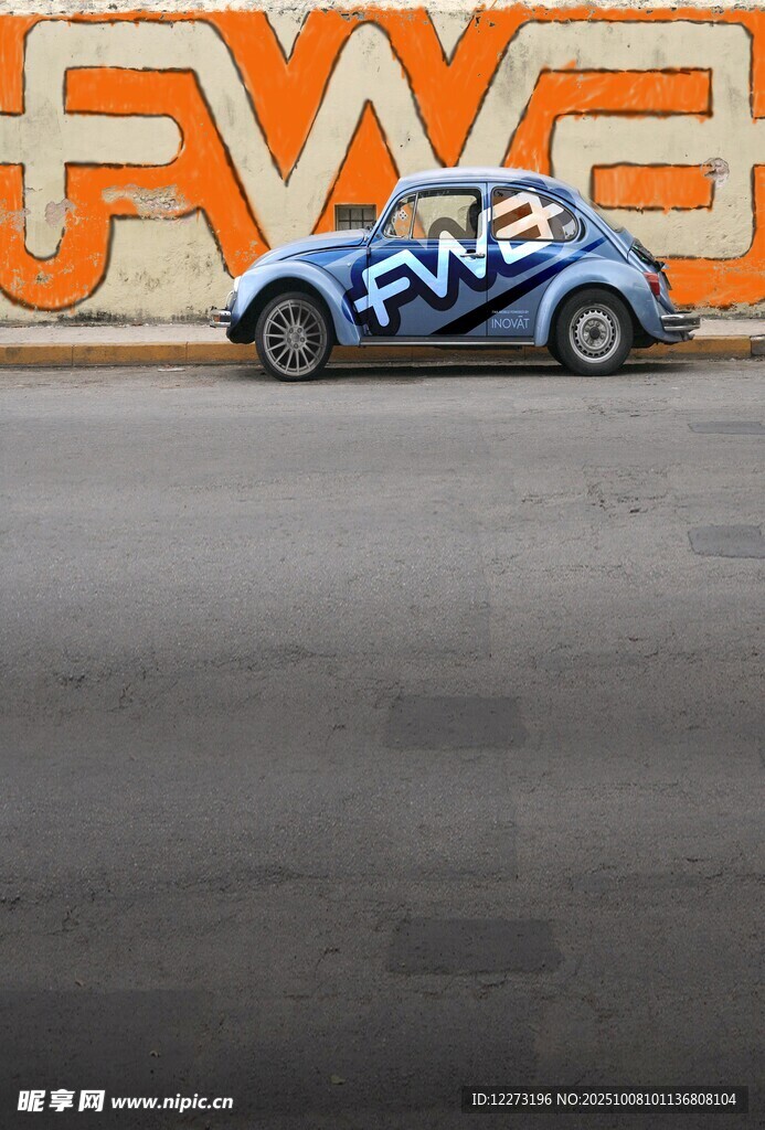 蓝色赛车停于橙色背景前