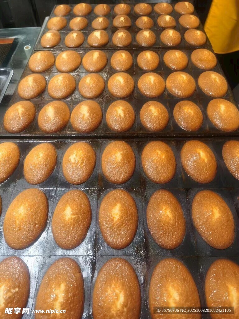 整齐排列的美味烘焙面包