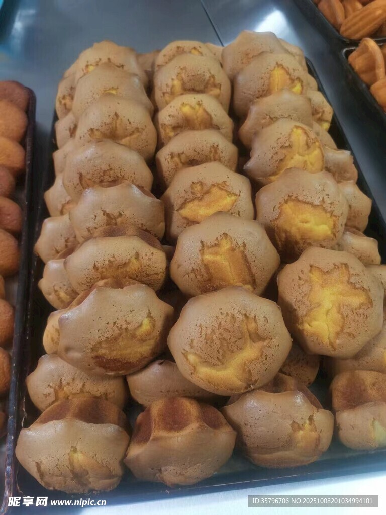 美味烤制糕点整齐陈列