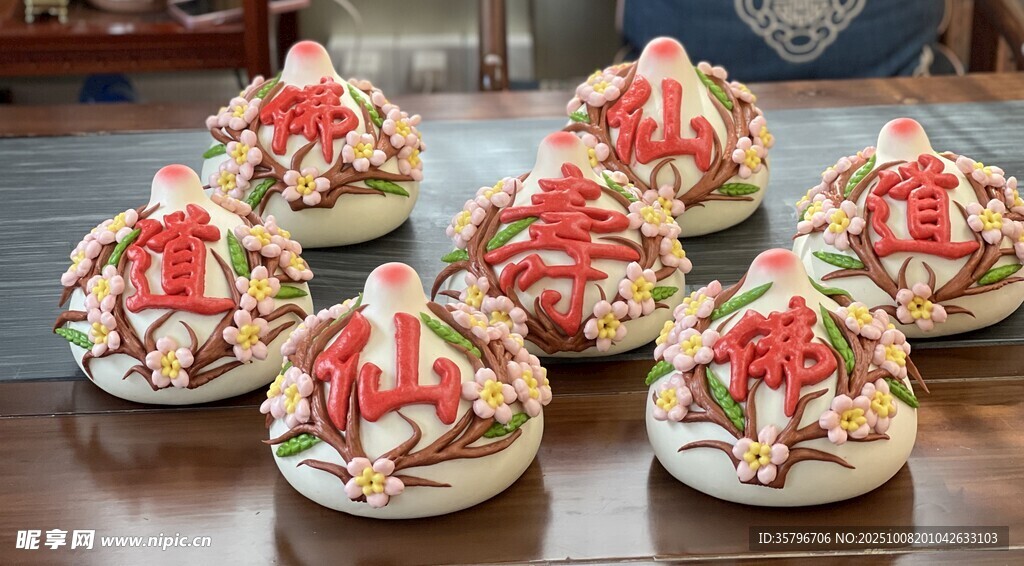 多彩装饰的美味糕点