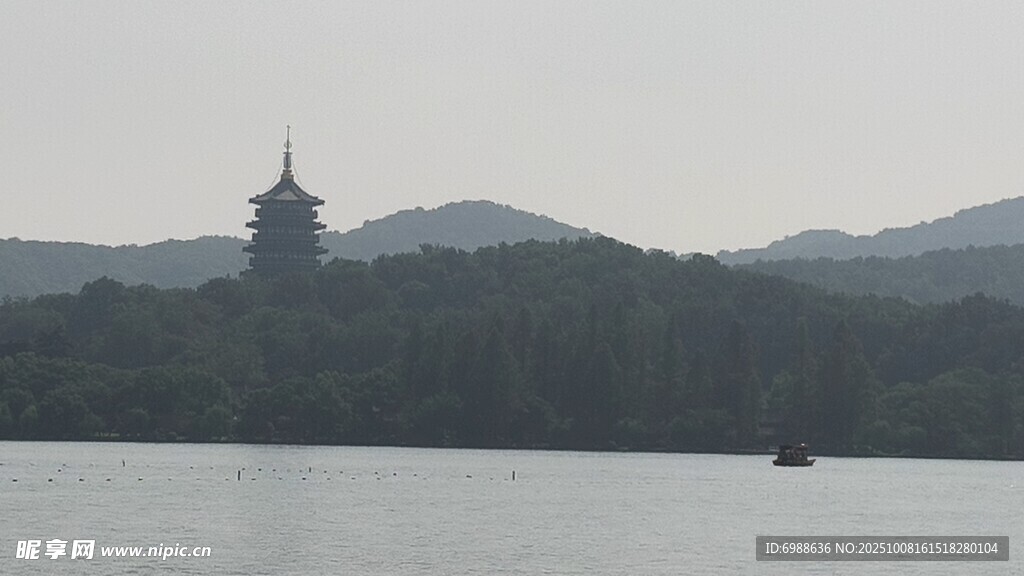 西湖山水间的古塔景致