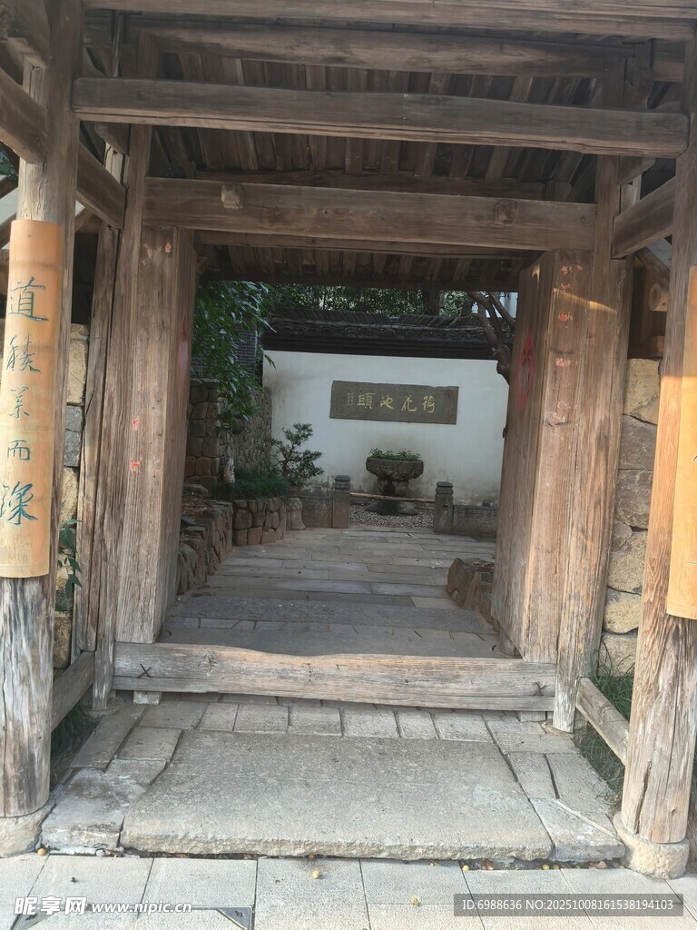 古风木质门廊古朴景致
