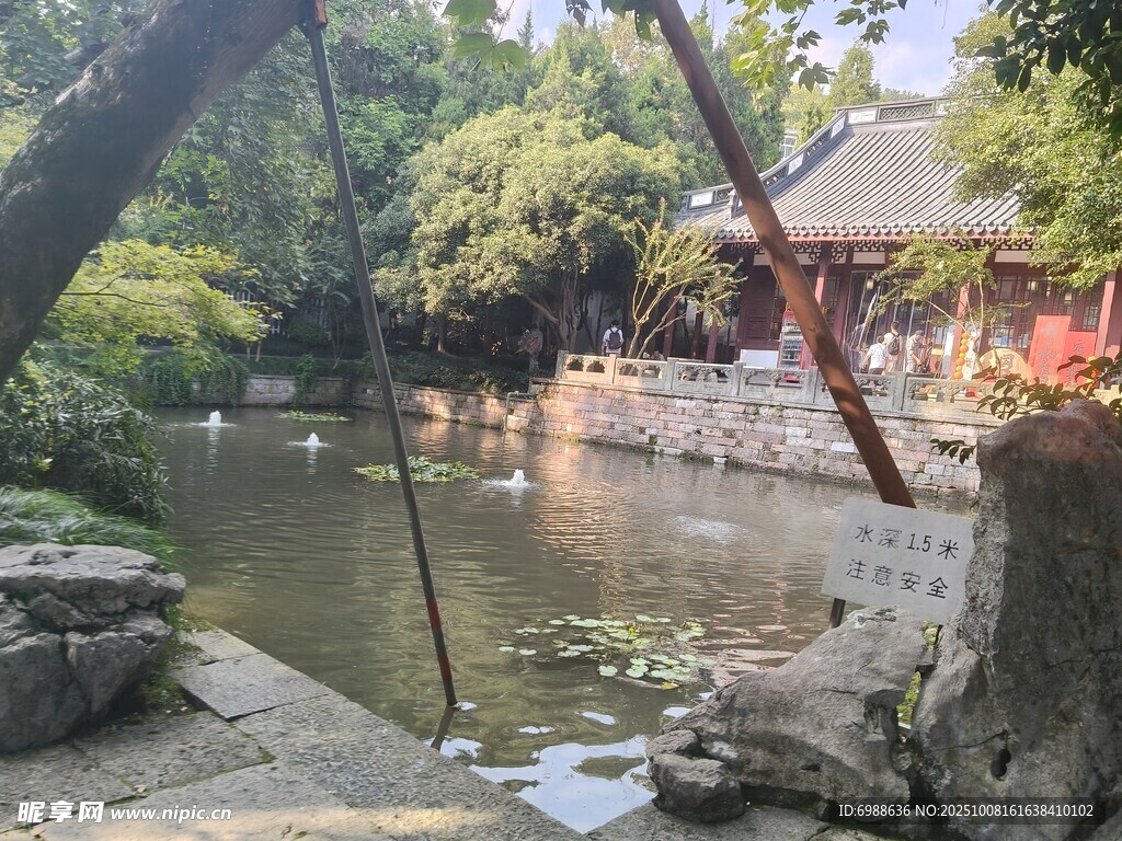 中式园林池塘景致