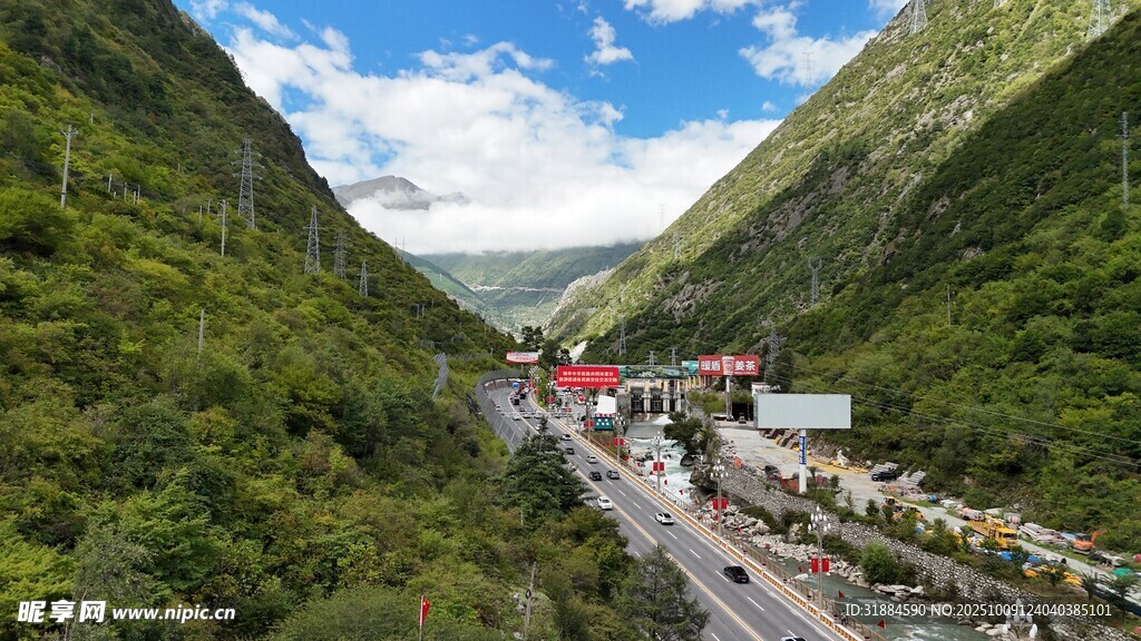 山谷中的多彩建筑风景