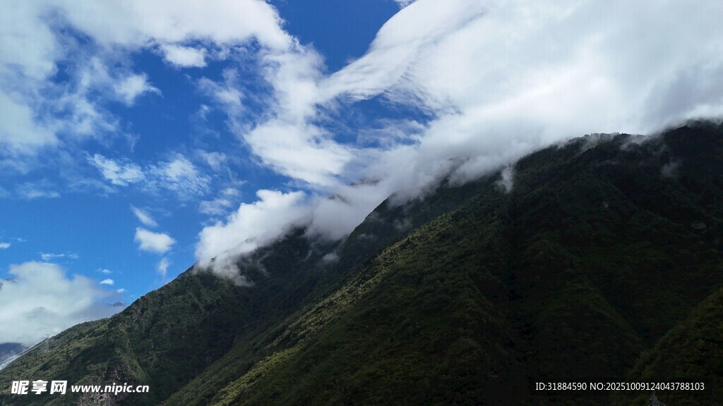 蓝天白云下的青山美景