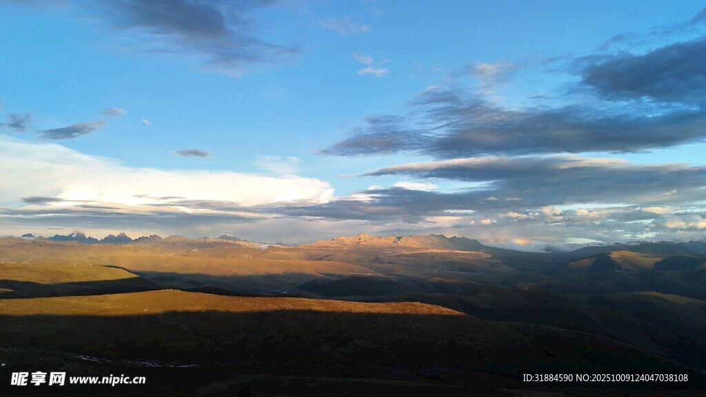 壮丽天空下的广袤原野