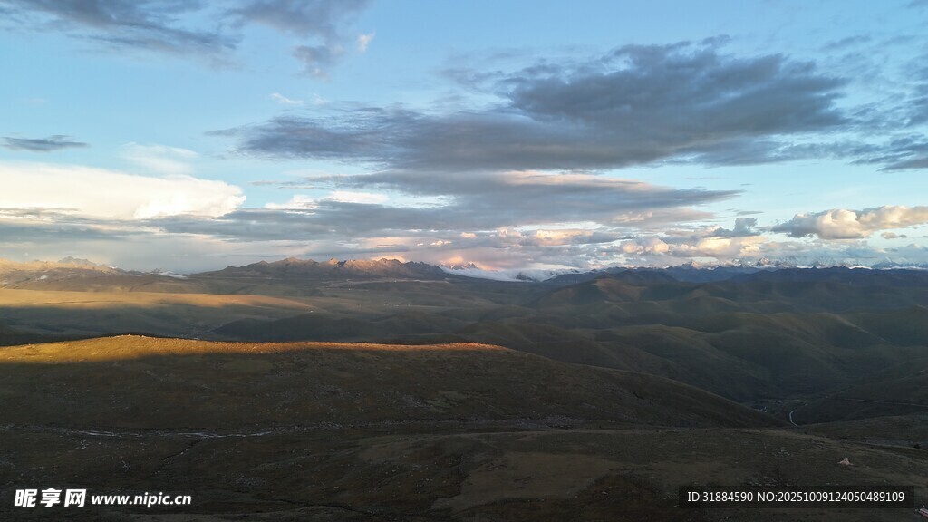 黄昏下的广袤原野风光