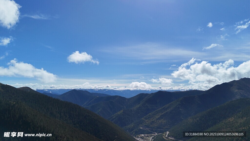 壮丽山谷蓝天美景