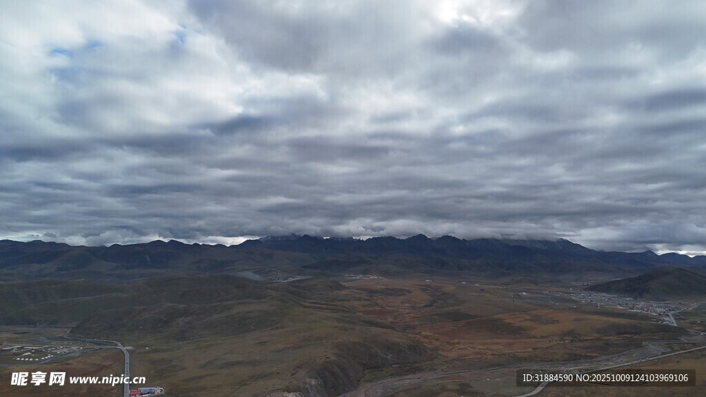 山间多云天空景色