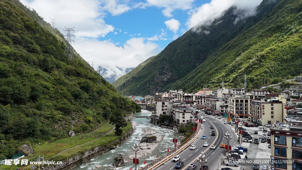 山谷中的城镇与蜿蜒公路