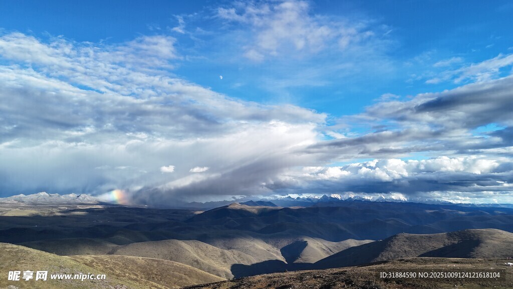 壮丽山川蓝天白云景观