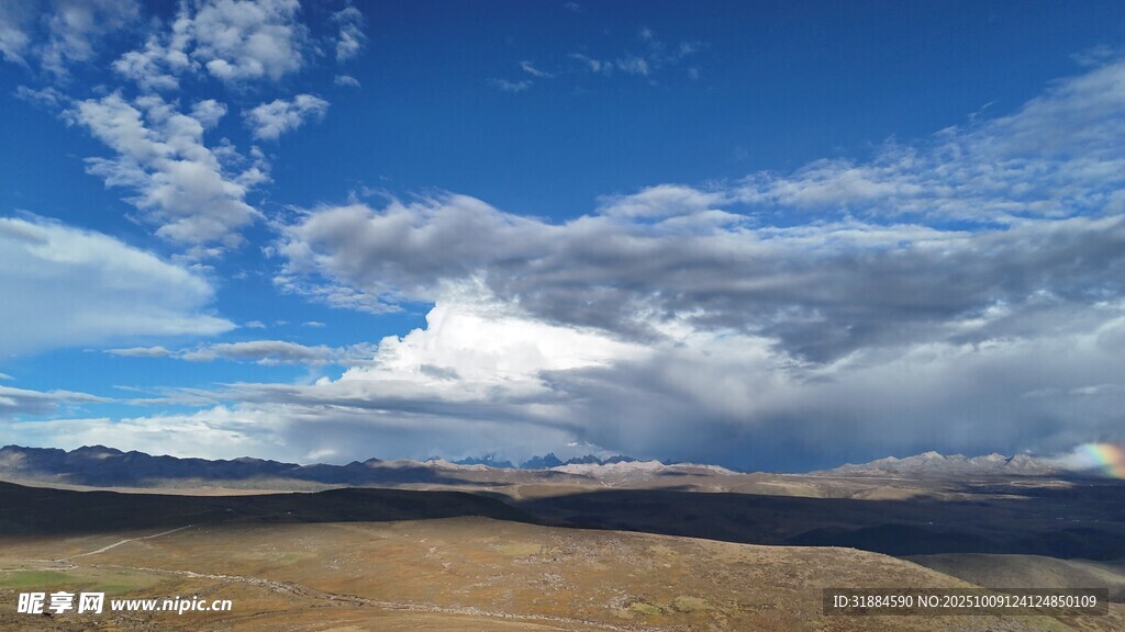 蓝天白云下的广袤原野