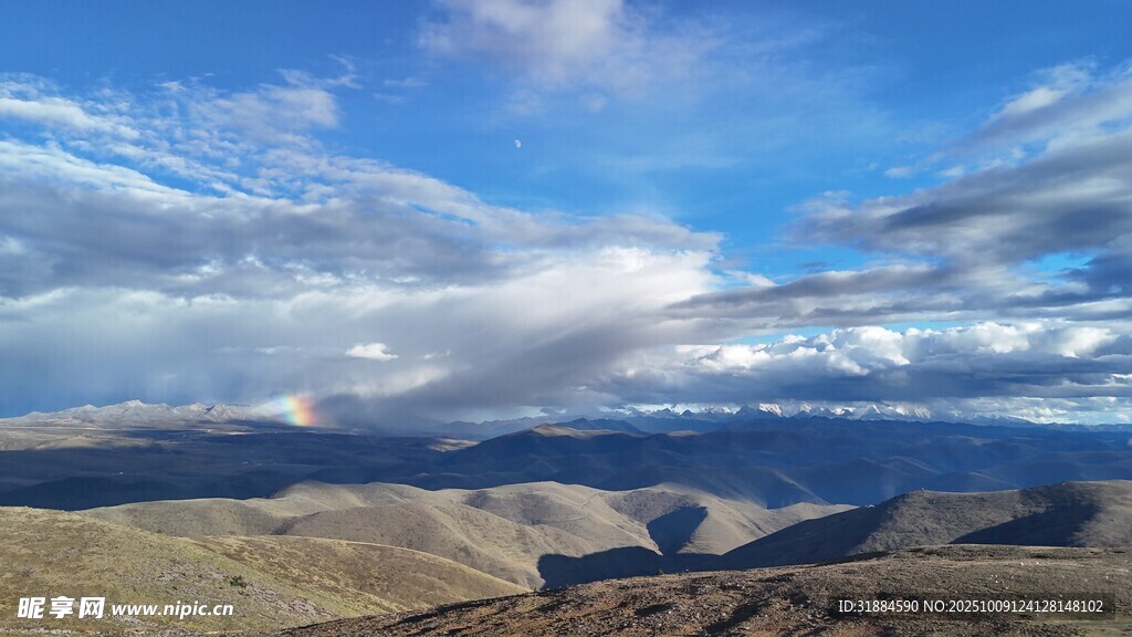 壮丽山峦与蓝天白云美景