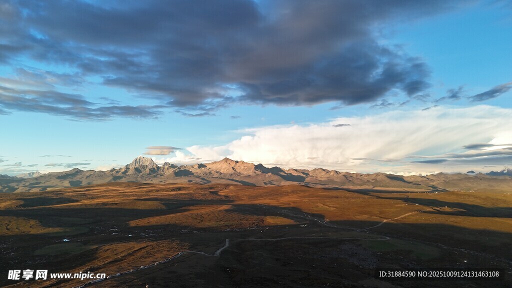 壮丽山景与天空的自然画卷