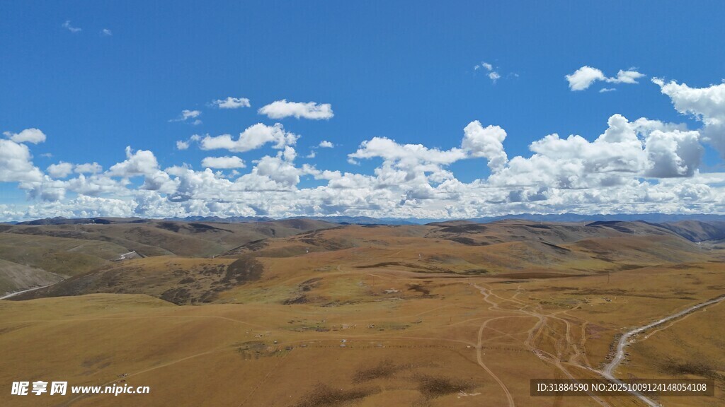 广袤旷野蓝天白云美景