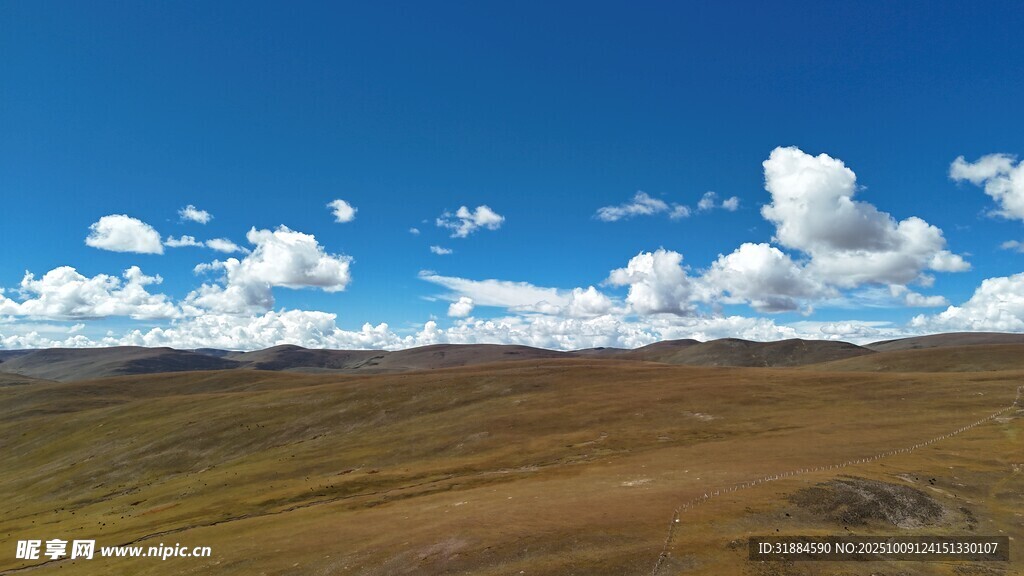 广袤草原上的蓝天白云