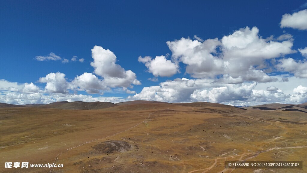 广袤草原上的蓝天白云