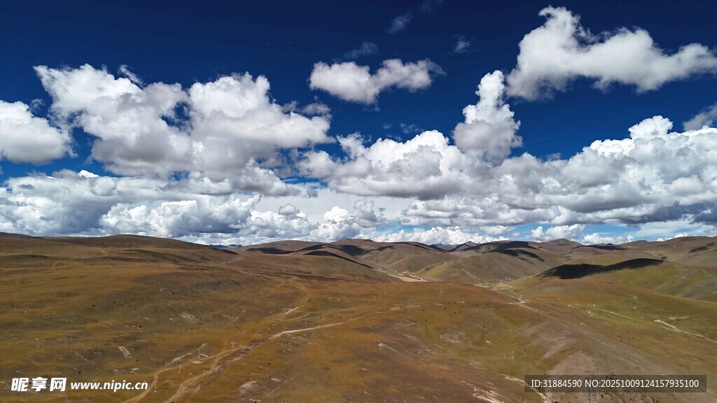 辽阔草原上的蓝天白云